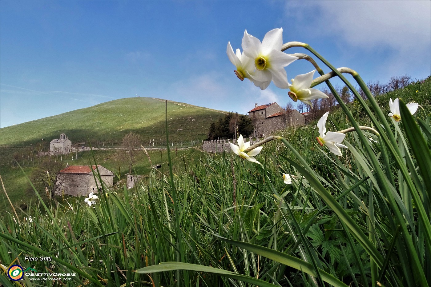 02 Vista sulla Chiesetta e sulla cima del Linzone  .JPG -                                
